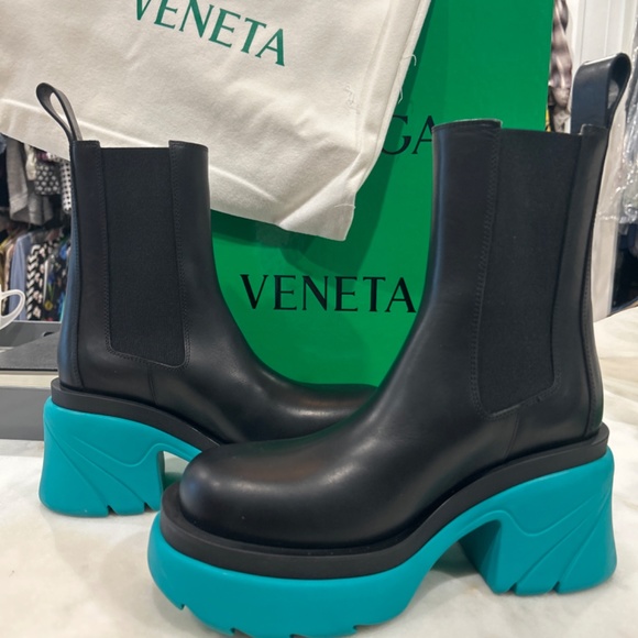 Bottega Veneta Chelsea Boots - Picture 2 of 4